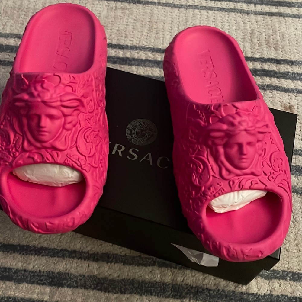 New L 👀k Medusa Head Embossed Pool Slides AUTHENTIC 💯